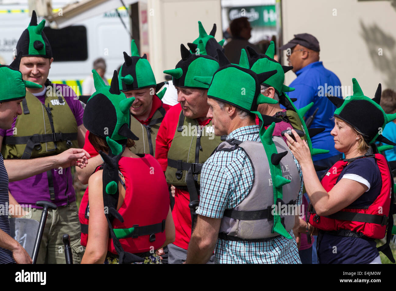 Northampton, Regno Unito 13 luglio 2014. Dragon Boat Festival di mezza estate, Prato, organizzata dal Rotary Club di Northampton con 39 squadre in evento di quest'anno. Il supporto del Warwickshire e Northamptonshire Air Ambulance. Foto Stock