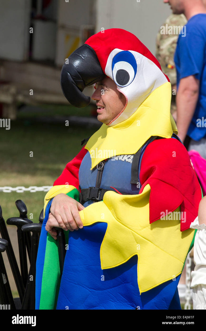 Northampton, Regno Unito 13 luglio 2014. Dragon Boat Festival di mezza estate, Prato, organizzata dal Rotary Club di Northampton con 39 squadre in evento di quest'anno. Il supporto del Warwickshire e Northamptonshire Air Ambulance. Foto Stock
