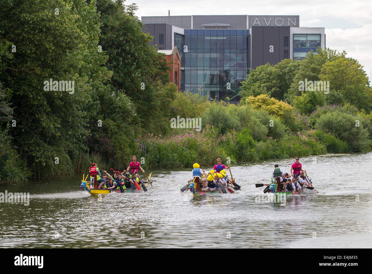 Northampton, Regno Unito 13 luglio 2014. Dragon Boat Festival di mezza estate, Prato, organizzata dal Rotary Club di Northampton con 39 squadre in evento di quest'anno. Il supporto del Warwickshire e Northamptonshire Air Ambulance. Foto Stock