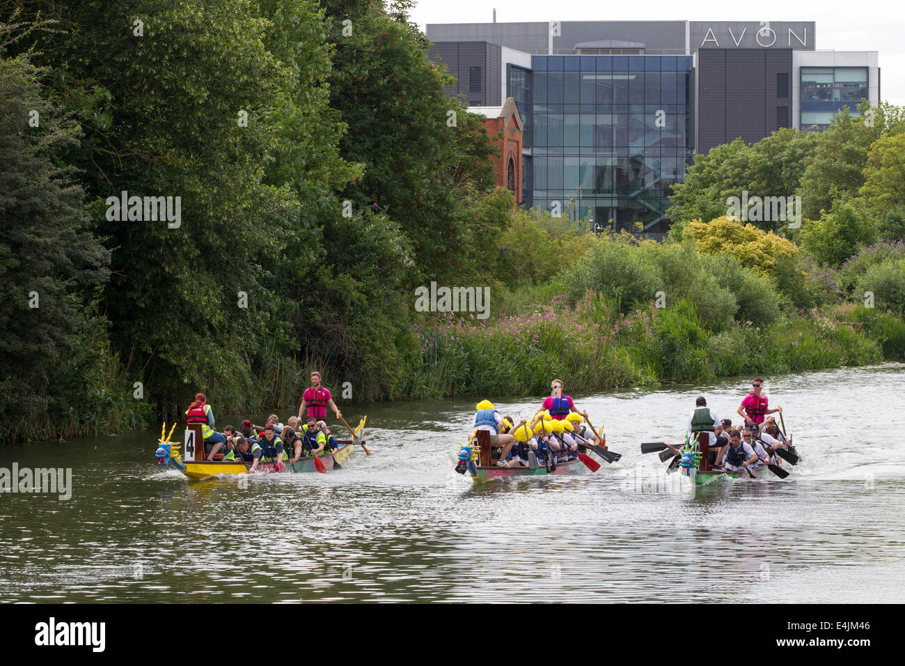 Northampton, Regno Unito 13 luglio 2014. Dragon Boat Festival di mezza estate, Prato, organizzata dal Rotary Club di Northampton con 39 squadre in evento di quest'anno. Il supporto del Warwickshire e Northamptonshire Air Ambulance. Foto Stock