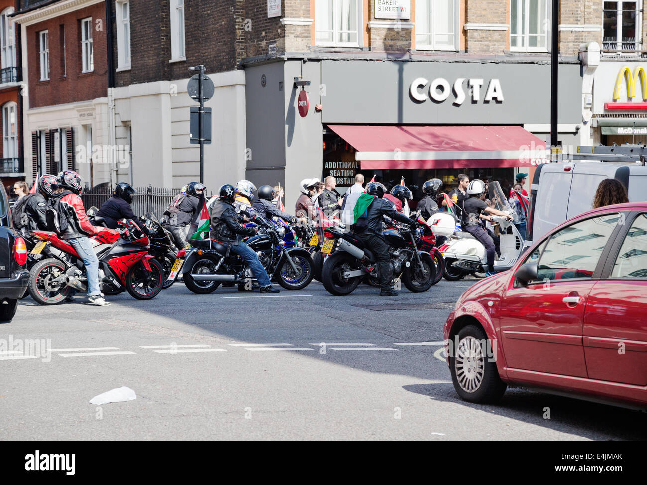 Baker Street Londra Inghilterra REGNO UNITO: motociclista e scooterists portando bandiere palestinese in segno di protesta contro l'escalation degli eventi nella Striscia di Gaza. Foto Stock