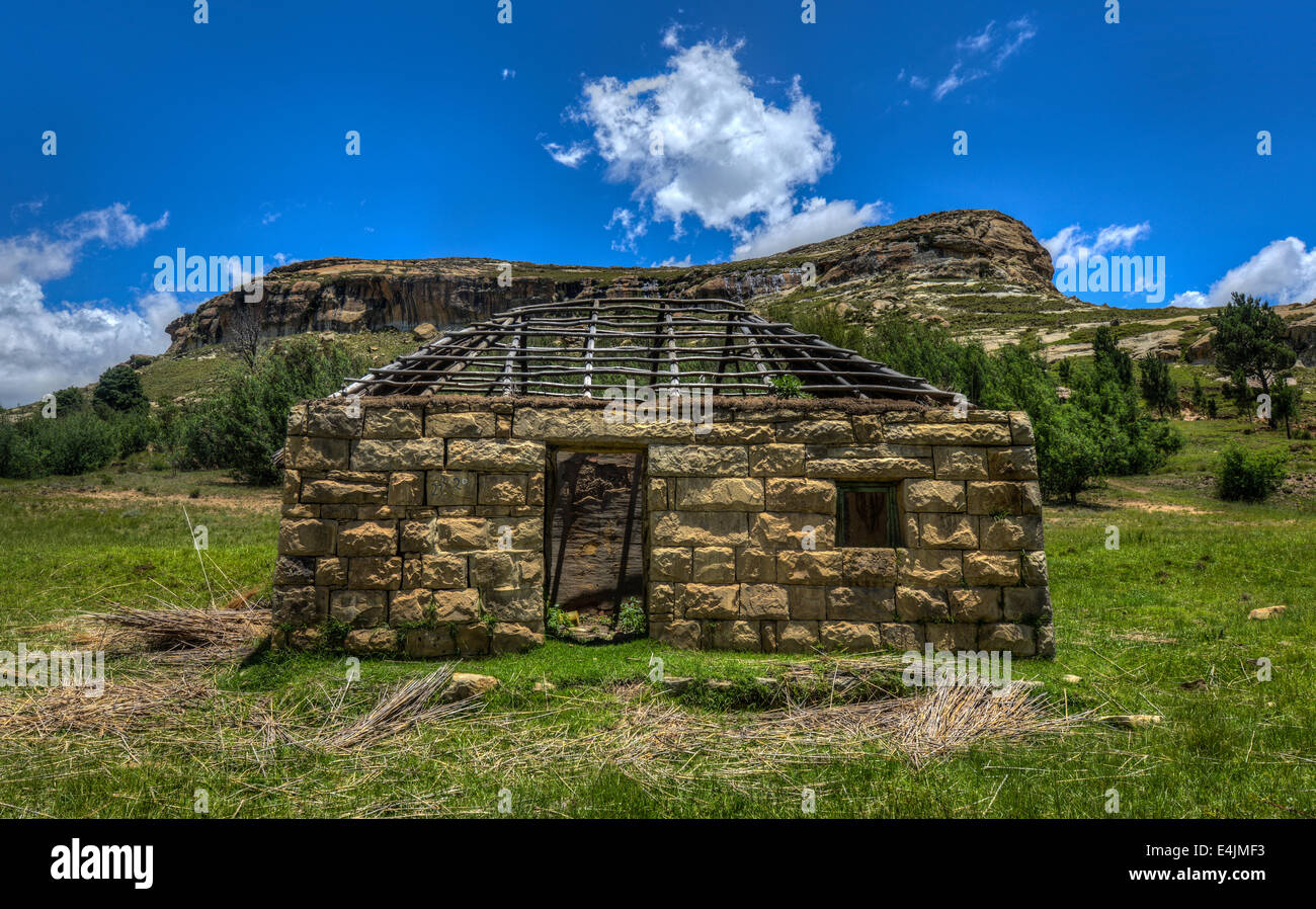 Semi-costruita casa nel paesaggio collinare della regione Butha-Buthe del Lesotho. Il Lesotho, ufficialmente il Regno del Lesotho è a l Foto Stock