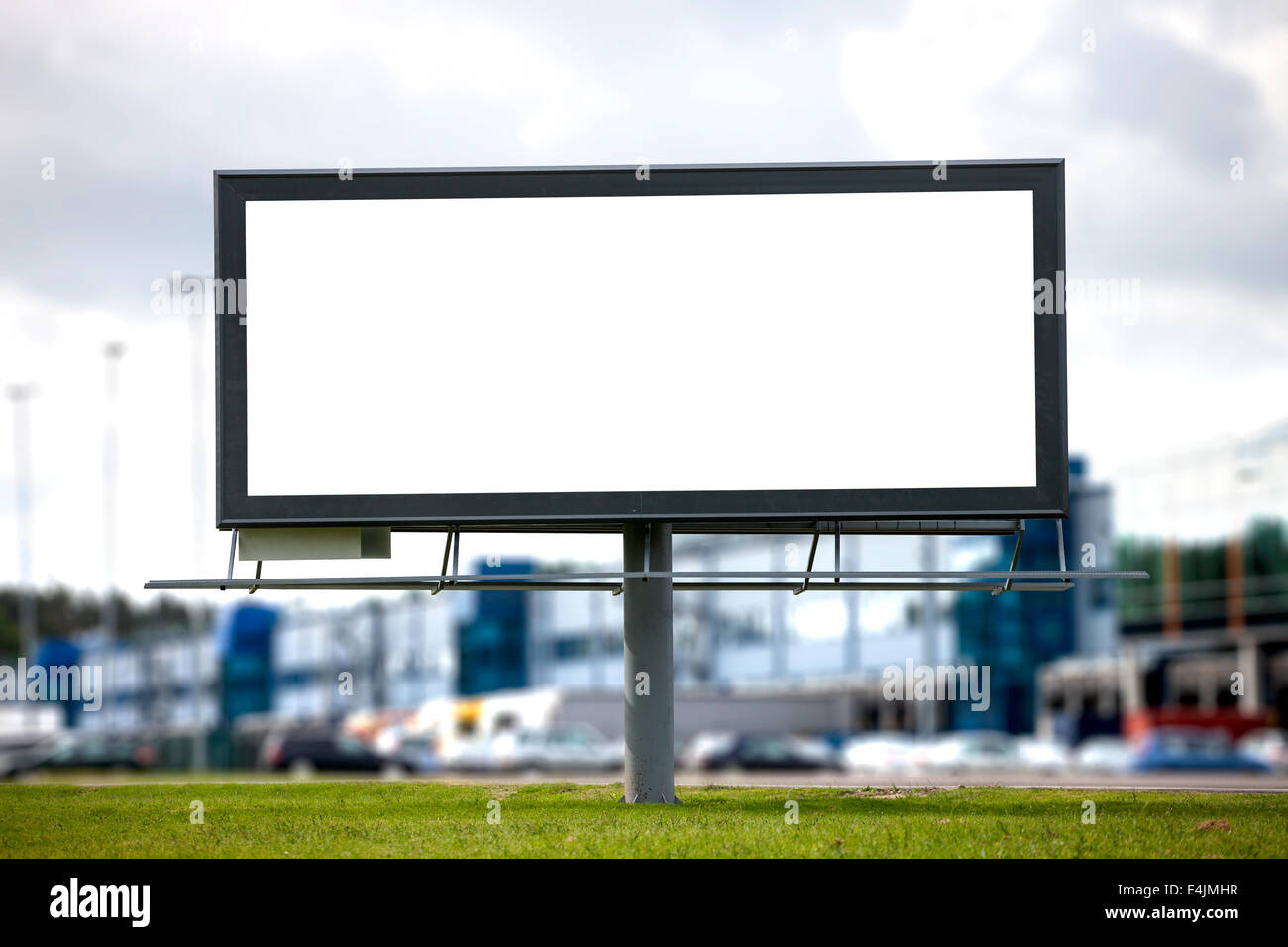 Blank grande billboard contro sfocato centro commerciale per la tua pubblicità Foto Stock