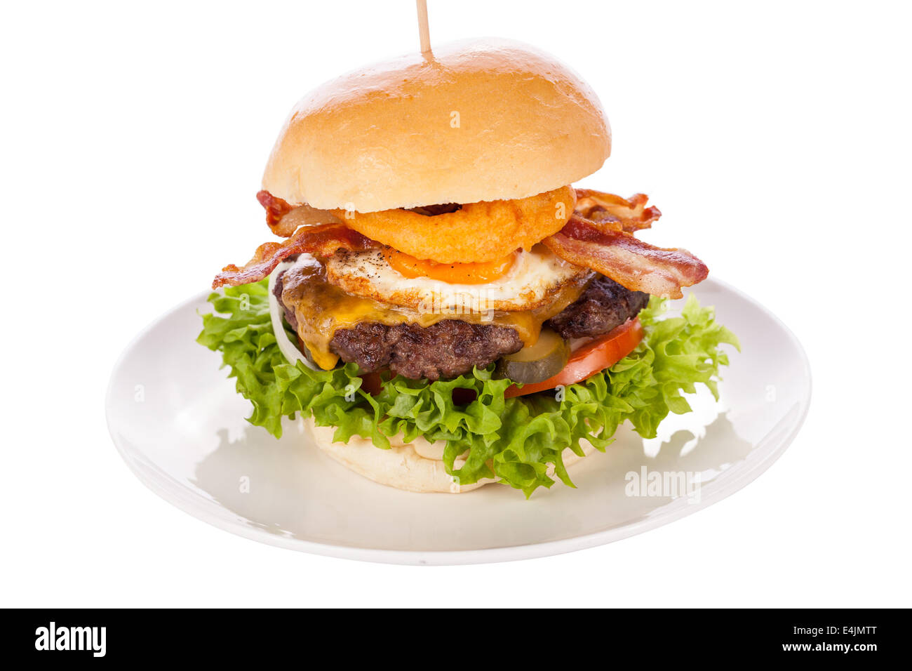 Deliziose uova e bacon cheeseburger con un riempimento nutrizionale di insalata ingredienti, una polpetta di carne macinata, formaggio, uova fritte e pancetta croccante su un bianco rotolo croccante Foto Stock