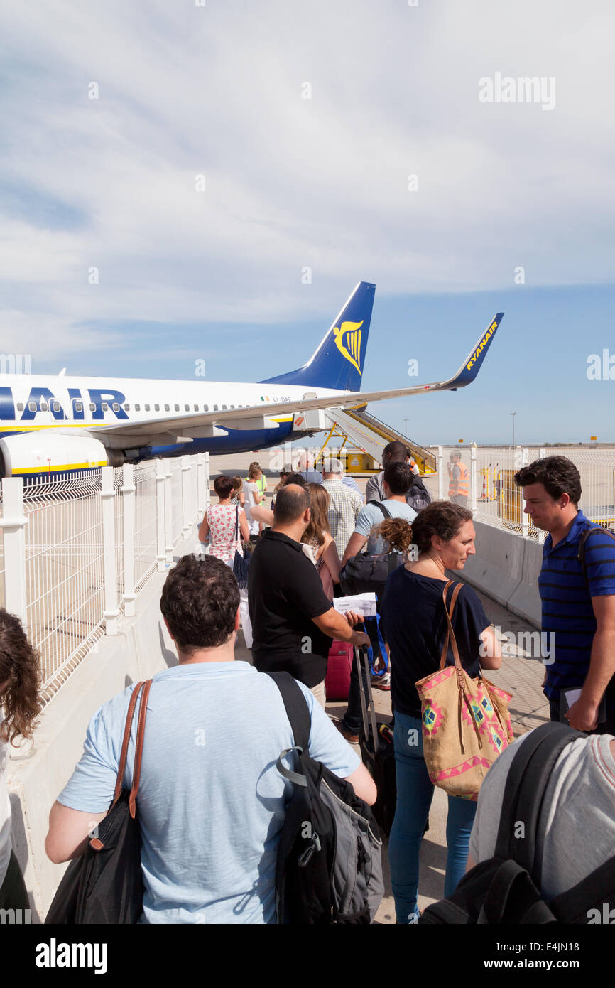 Coda per salire a bordo di un aereo Ryanair, aeroporto di Faro, Algarve, Portogallo Foto Stock