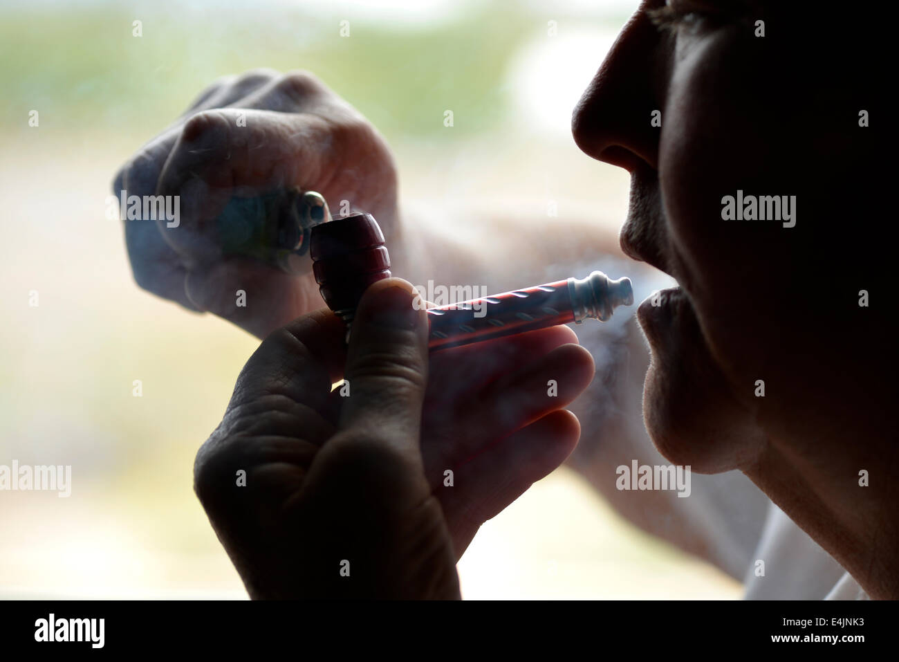 Un paziente renale utilizza medicinali marijuana alleviare il dolore. Foto Stock