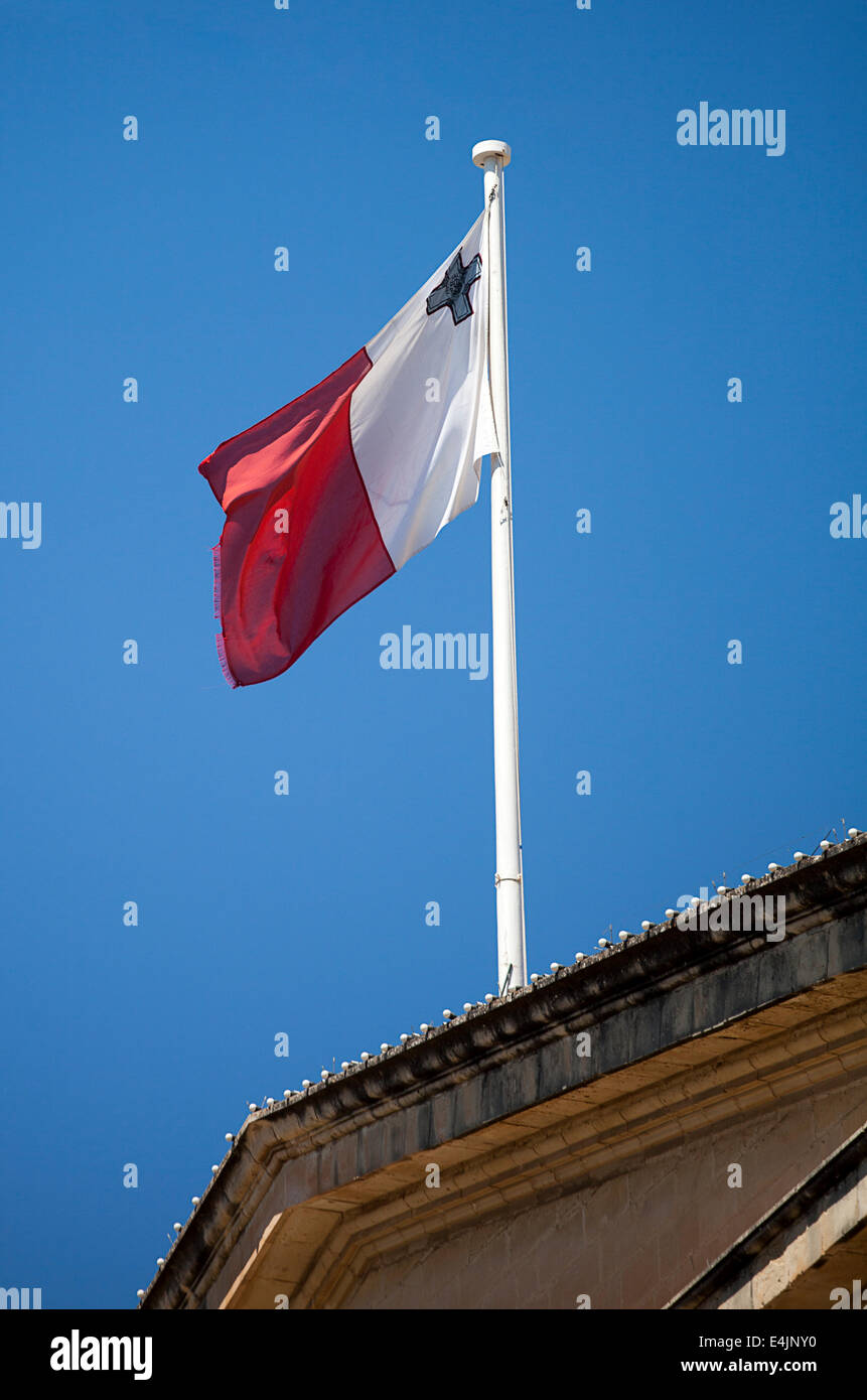 Sventola Bandiera della Repubblica di Malta contro il cielo blu Foto Stock