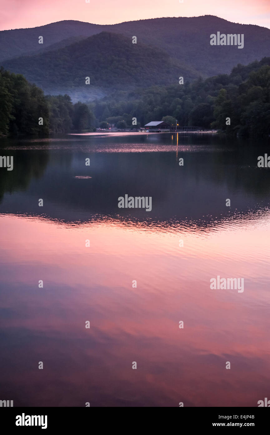I colori del tramonto stabilirsi al di sopra del North Georgia montagne a Vogel stato parco del lago Trahlyta vicino a Blairsville, Georgia, Stati Uniti d'America. Foto Stock