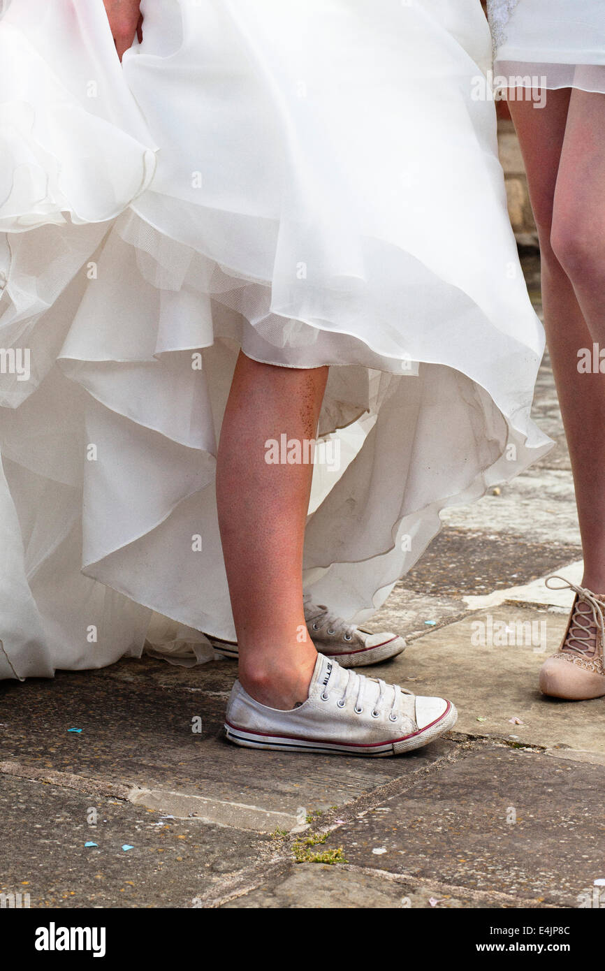 Sposa indossa converse formatori per garantire il massimo comfort al suo  matrimonio Foto stock - Alamy
