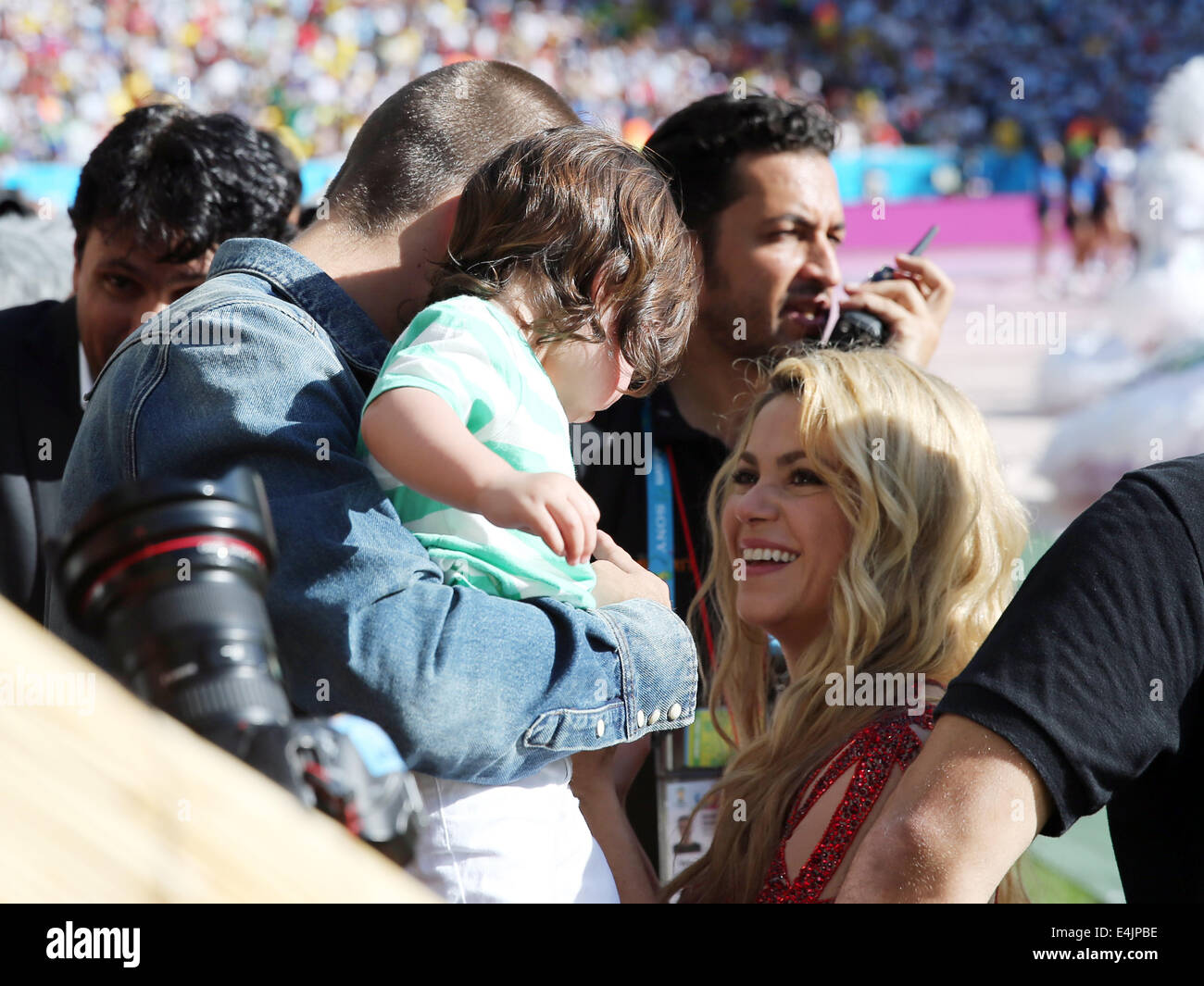 Rio de Janeiro, Brasile. 13 Luglio, 2014. Finale di coppa del mondo. Germania contro l'Argentina. Shakira e il marito Pique con figlio durante una pausa al gioco cerimonia di apertura di credito: Azione Sport Plus/Alamy Live News Foto Stock