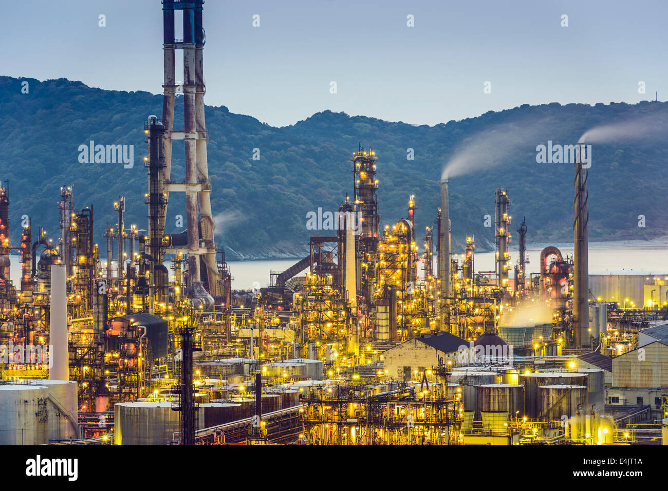 Le raffinerie di petrolio in Wakayama, Giappone. Foto Stock
