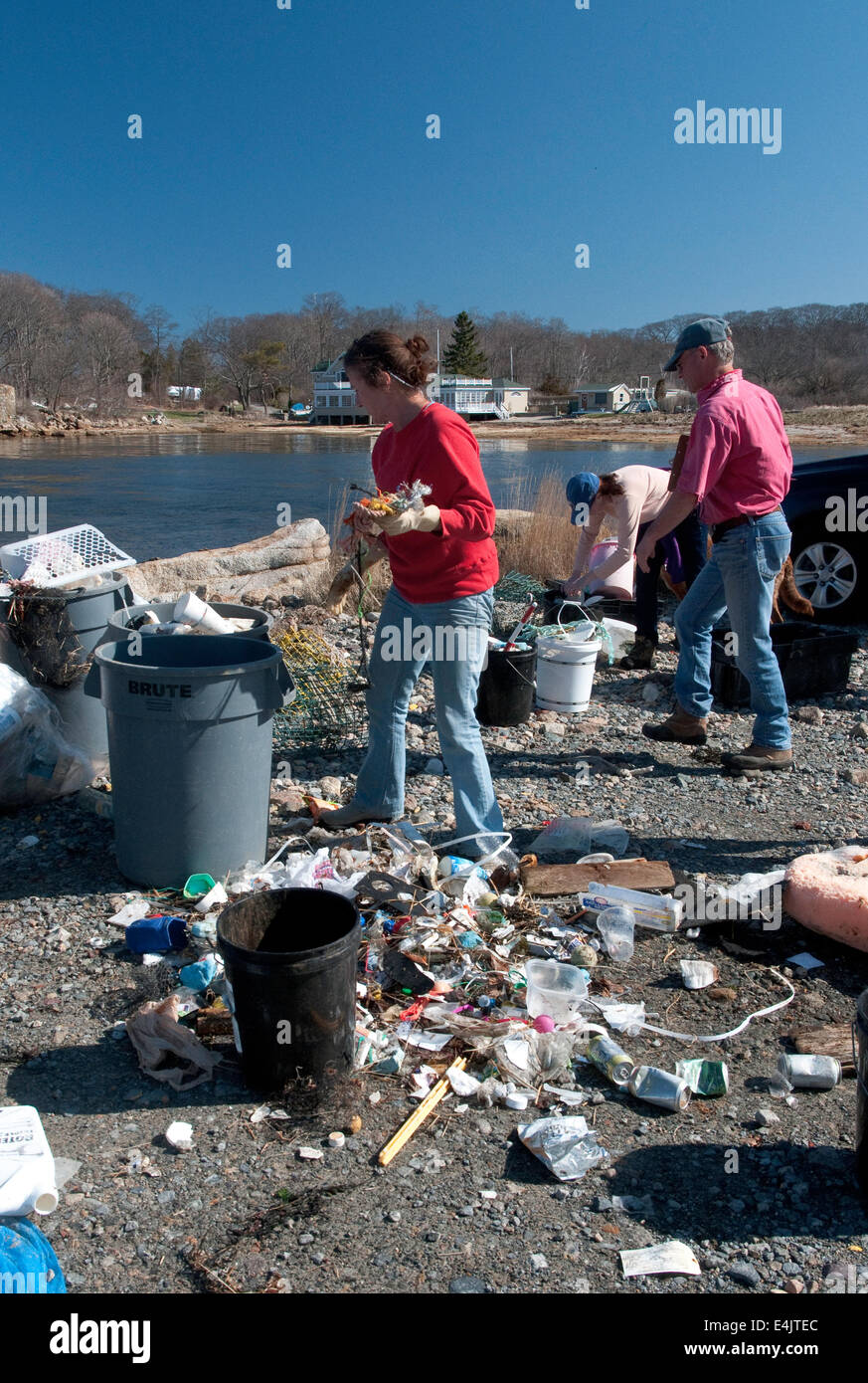 Rimozione e lo smistamento dei rifiuti da spiaggia sulla punta orientale in Gloucester, Massachusetts Foto Stock