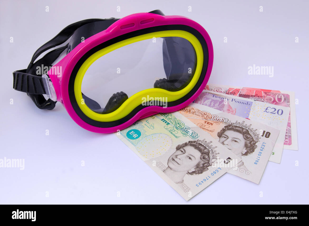 Fare snorkeling maschera con British pound note su sfondo bianco Foto Stock