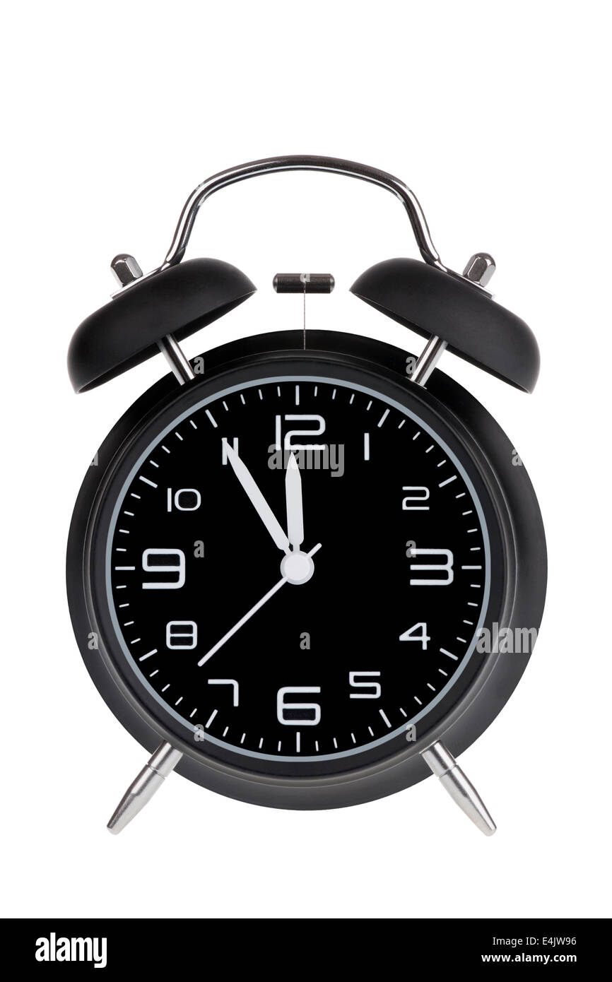 Nero orologio sveglia con le mani a 5 minuti fino a 12 che illustra il tempo sta per scadere isolato su uno sfondo bianco Foto Stock