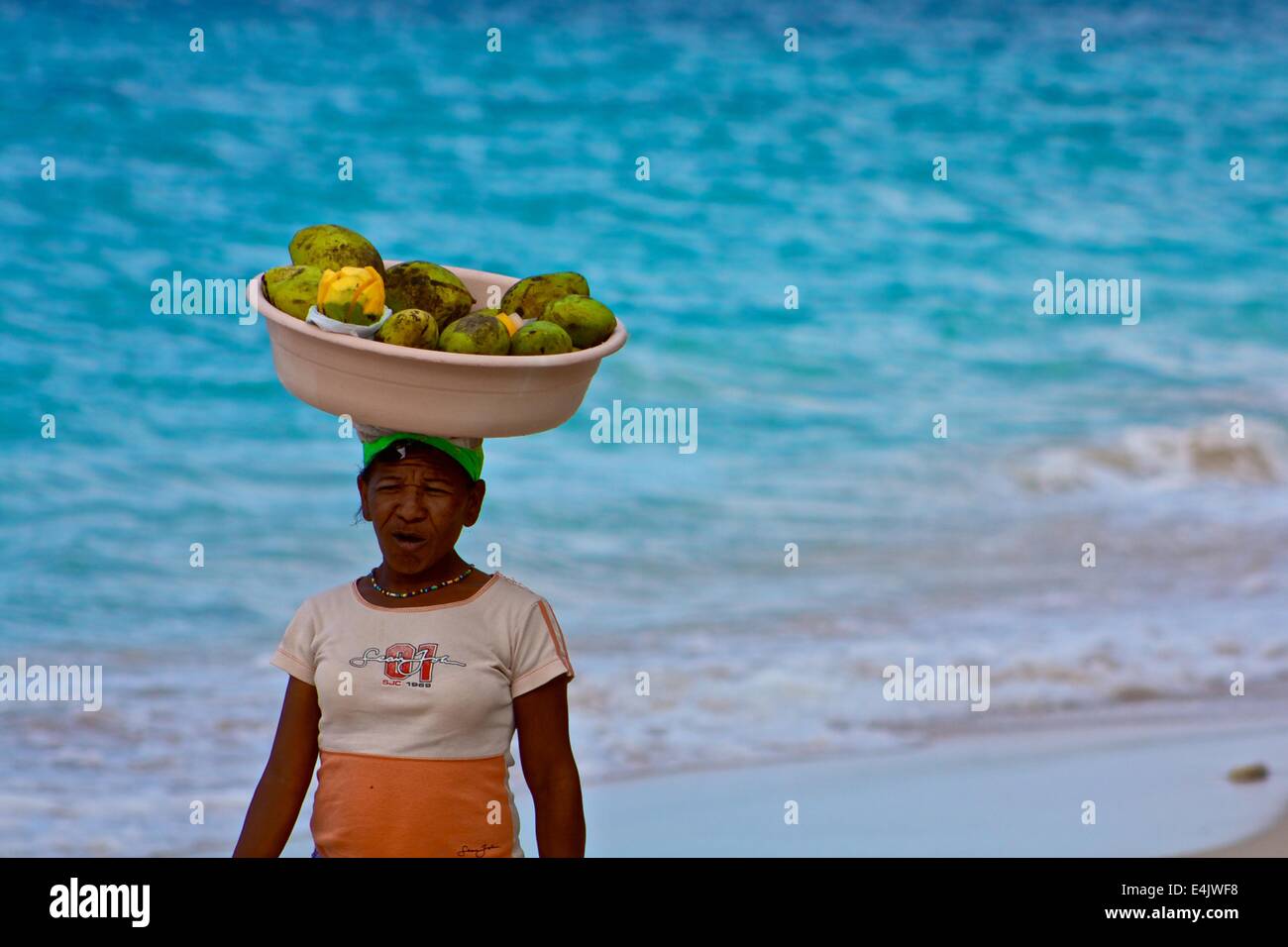 Venditore di cocco. Playa Blanca, Cartagena de Indias, Colombia Foto Stock