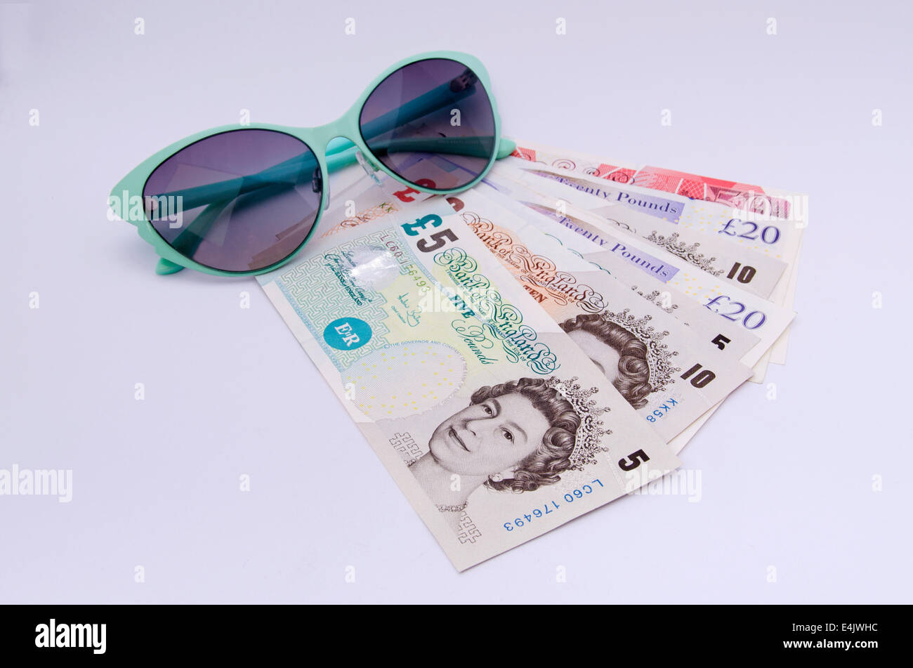 British pound note con occhiali da sole Foto Stock