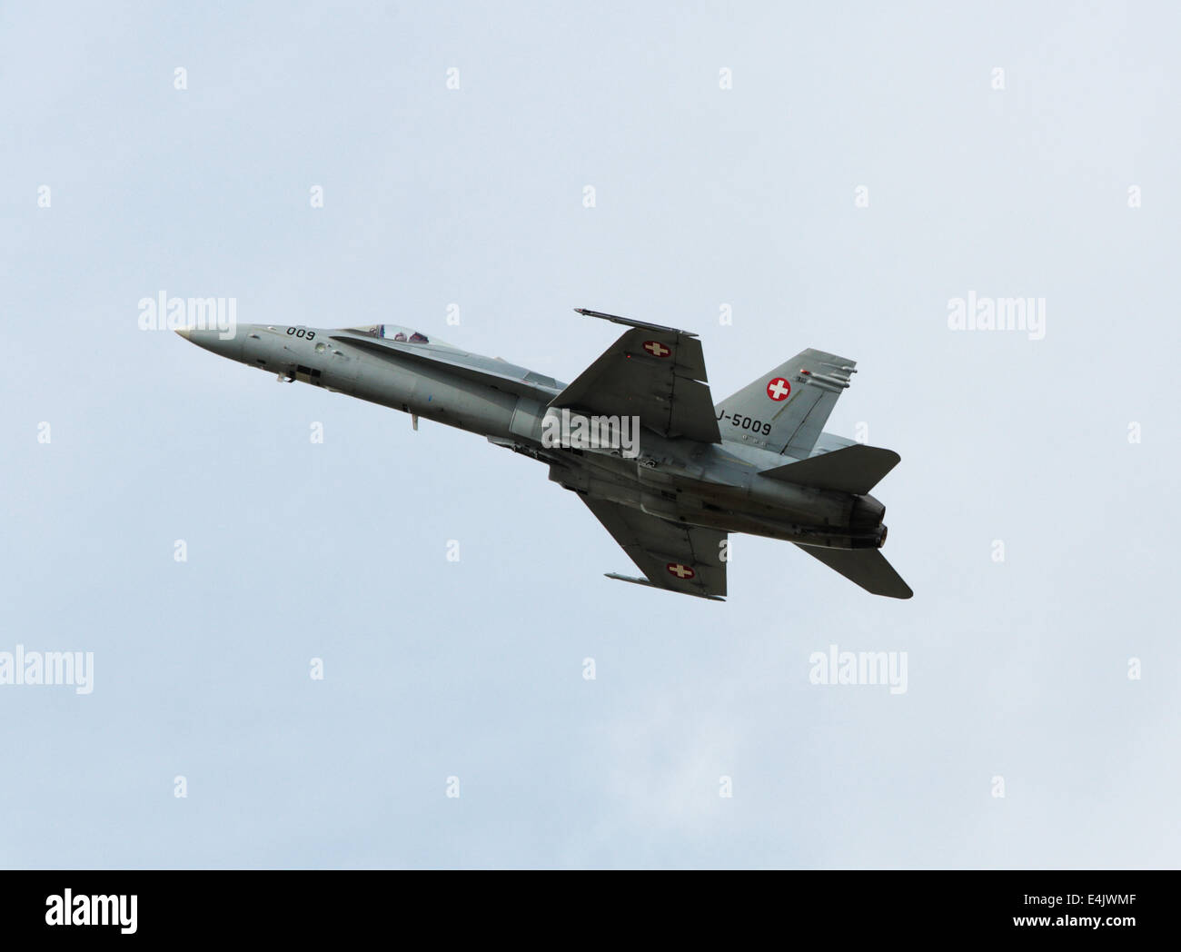 Fairford, Gloucs, UK. 12 Luglio, 2014. Swiss Air Defense Force F-18C Hornet jet fighter aircraft visualizzazione al 2014 Royal International Air Tattoo a RAF Fairford il 12 luglio. Credito: Niall Ferguson/Alamy Live News Foto Stock