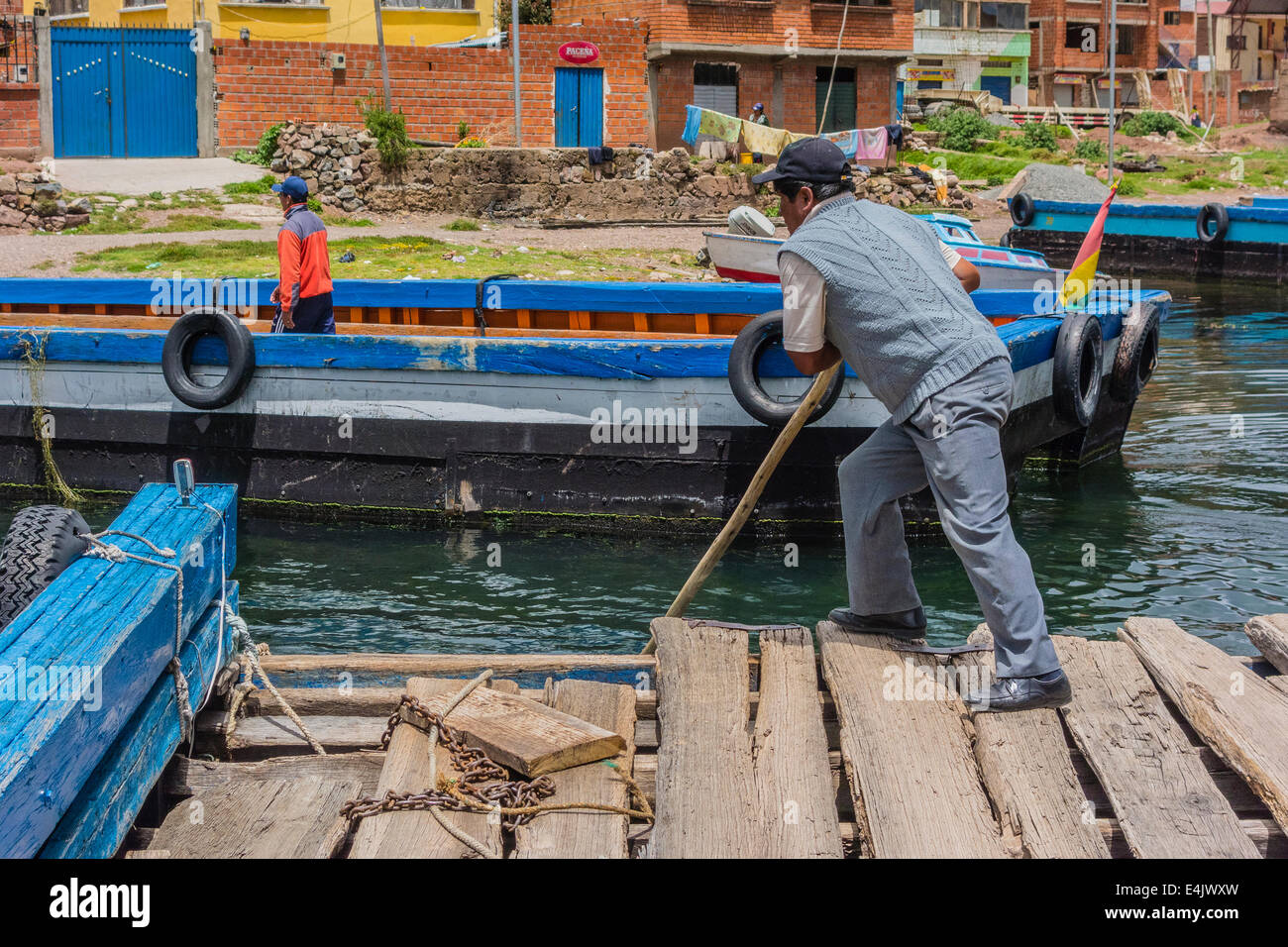 Bus su un fiume nave traghetto attraverso lo stretto di Tiquina, Bolivia. Foto Stock Bus su un fiume nave traghetto attraverso lo stretto di Tiquina, Bolivia. Foto Stock