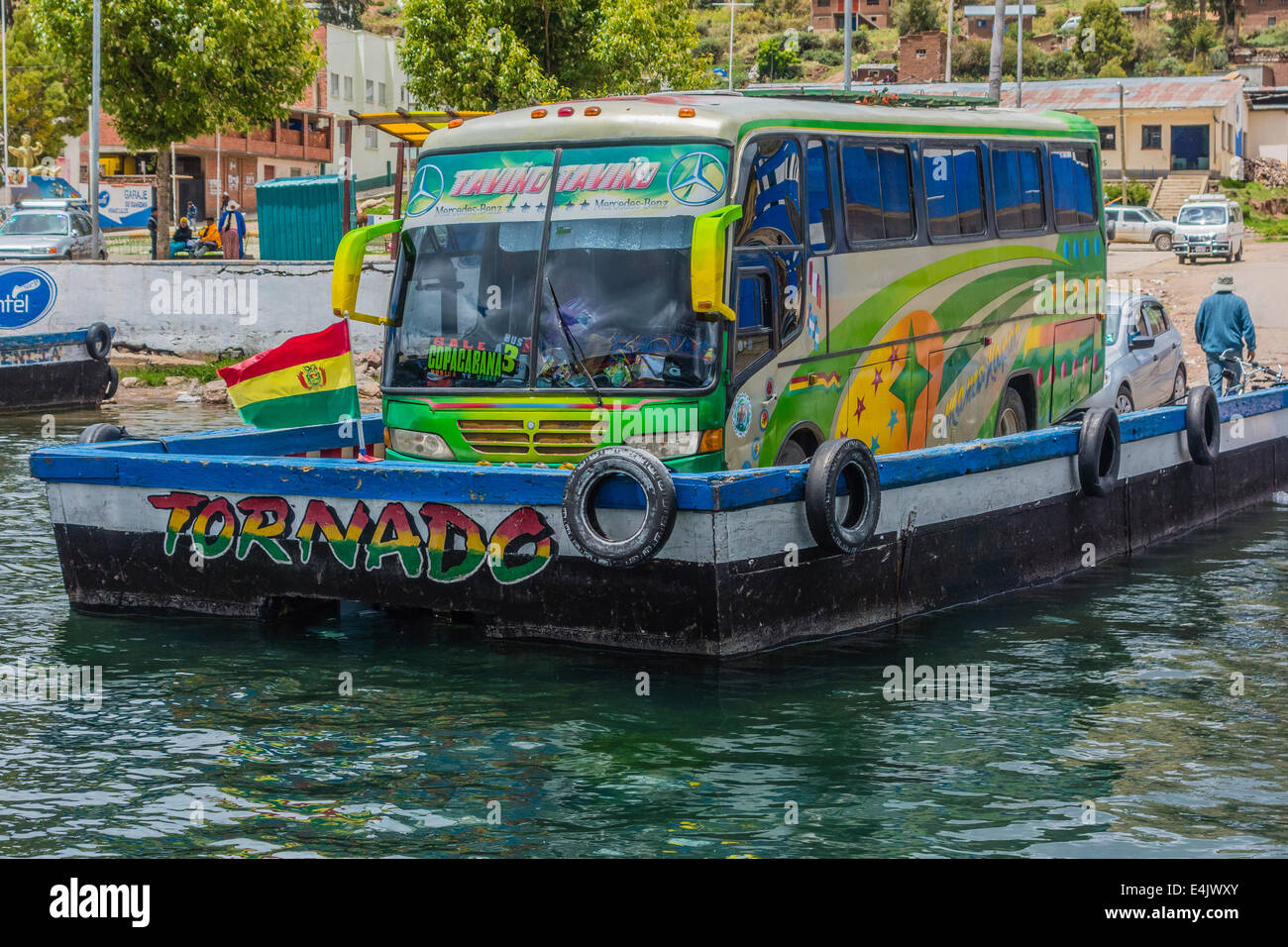 Bus su un fiume nave traghetto attraverso lo stretto di Tiquina, Bolivia. Foto Stock Bus su un fiume nave traghetto attraverso lo stretto di Tiquina, Bolivia. Foto Stock