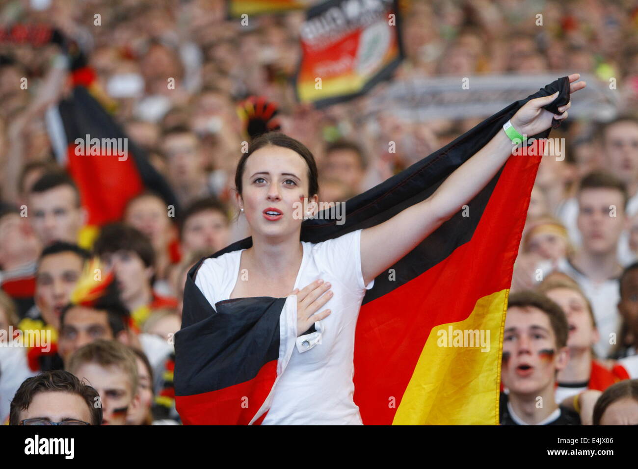 Francoforte, Germania. 13 Luglio, 2014. Tifosi tedeschi cantare il tedesco Antheme nazionale. 50.000 tifosi guardato il 2014 Fifa Soccer World Cup finale tra Germania e Argentina a Francoforte il Commerzbank-Arena sul più grande d'Europa World Cup schermo (412 metri quadrati). Credito: Michael Debets/Pacific Press/Alamy Live News Foto Stock