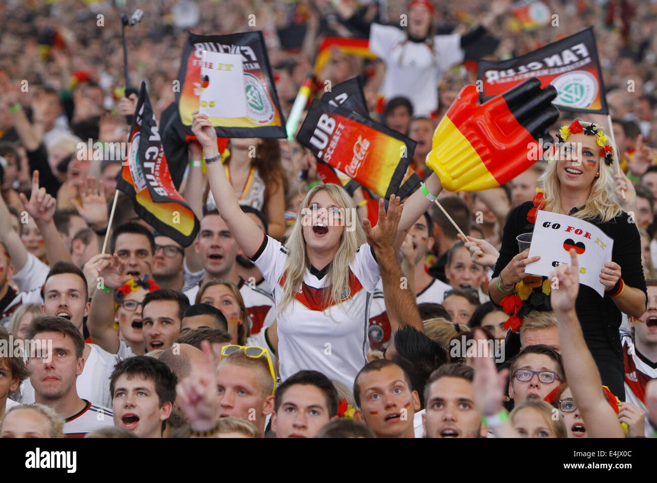 Francoforte, Germania. 13 Luglio, 2014. Tifosi tedeschi parte in attesa per il match per iniziare. 50.000 tifosi guardato il 2014 Fifa Soccer World Cup finale tra Germania e Argentina a Francoforte il Commerzbank-Arena sul più grande d'Europa World Cup schermo (412 metri quadrati). Credito: Michael Debets/Pacific Press/Alamy Live News Foto Stock