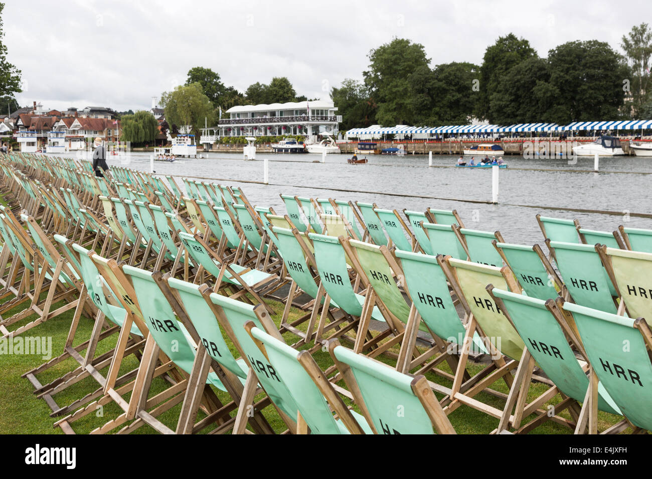 Righe vuote di sdraio per gli spettatori a Henley Royal Regatta, etichettati HRR, Henley-on-Thames, Oxfordshire, Regno Unito lungo Henley raggiungere Foto Stock