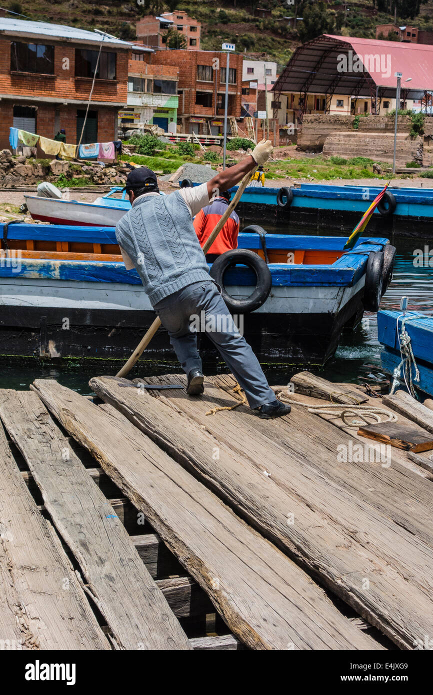 Bus su un fiume nave traghetto attraverso lo stretto di Tiquina, Bolivia. Foto Stock Bus su un fiume nave traghetto attraverso lo stretto di Tiquina, Bolivia. Foto Stock
