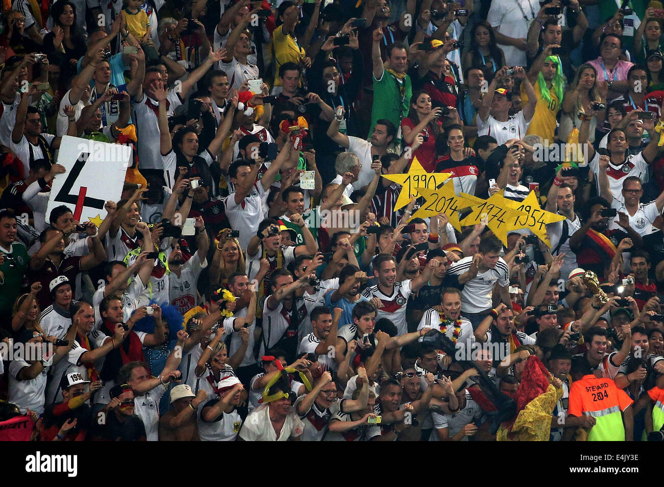 Rio De Janeiro, Brasile. 13 Luglio, 2014. Tifosi tedeschi applaudire la loro squadra con quattro stelle che rappresentano la Germania quattro World Cup titoli dopo la partita finale tra Germania e Argentina del 2014 FIFA World Cup al Estadio do Maracana Stadium di Rio de Janeiro, Brasile, il 13 luglio 2014. La Germania ha vinto 1-0 in Argentina dopo 120 minuti e ha preso il suo quarto titolo di Coppa del Mondo di domenica. Credito: Li Ming/Xinhua/Alamy Live News Foto Stock