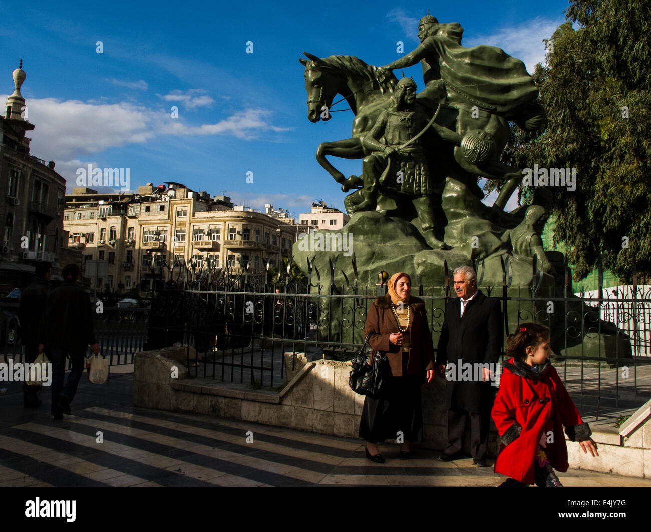 Le persone di fronte alla statua equestre di Saladino, Damasco Foto Stock