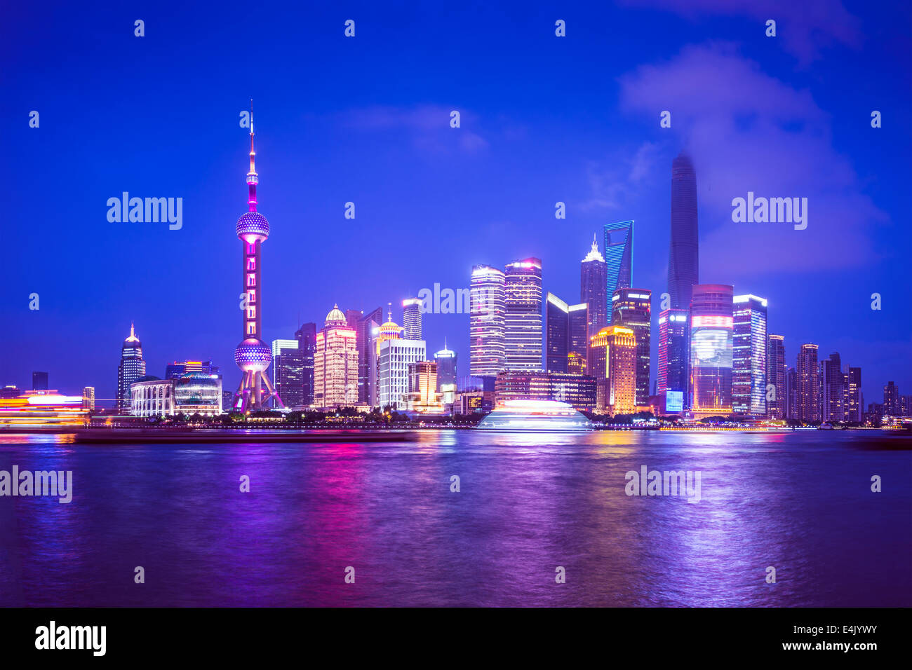 Shanghai, Cina vista del quartiere finanziario di Pudong da tutto il Fiume Huangpu di Notte. Foto Stock