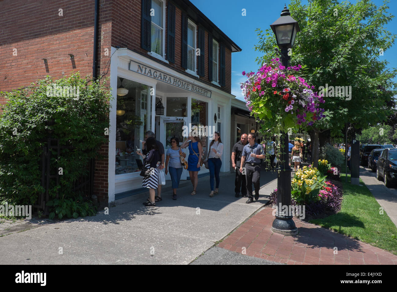 I turisti shop storefront di windows mentre visitando la storica città vecchia di Niagara sul Lago Ontario, Canada. Foto Stock