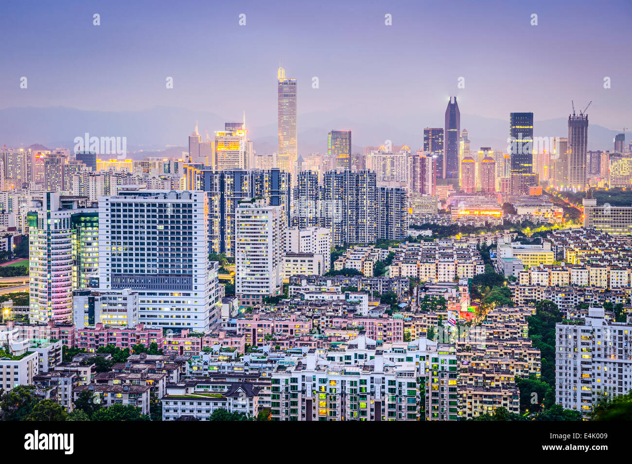 Shenzhen, Cina skyline della città al crepuscolo. Foto Stock