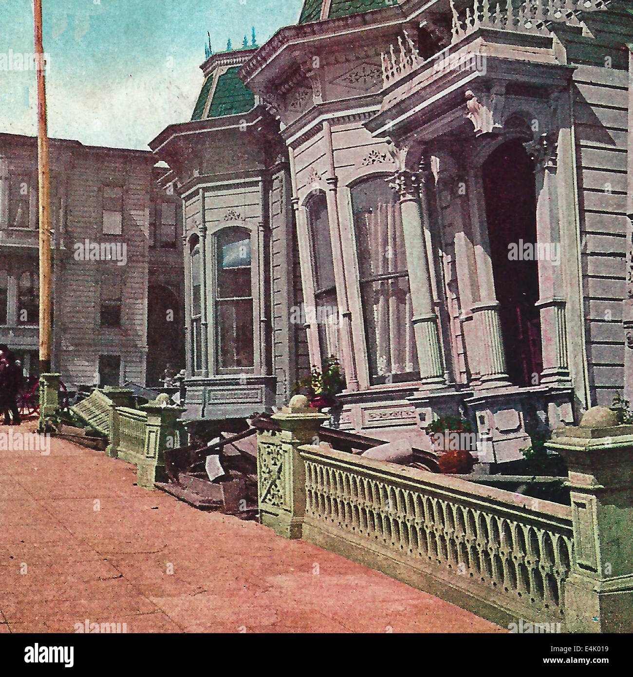 Una fila di terremoto scatafascio cottges su Steiner e Busch strade di San Francisco, Aprile 1906 Foto Stock