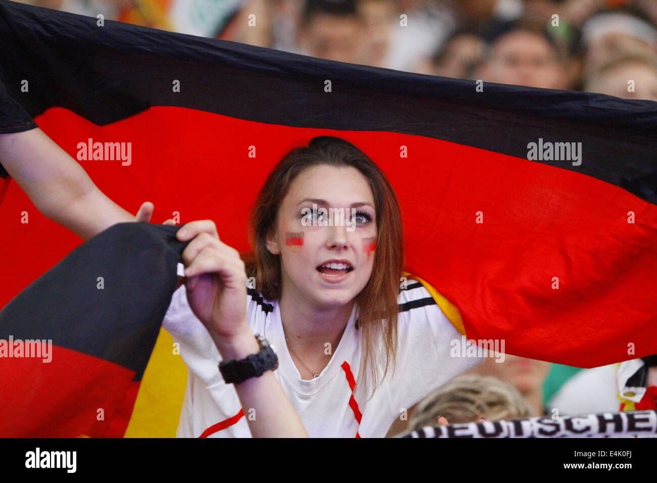 Francoforte, Germania. 13 luglio 2014. Tifosi tedeschi parte in attesa per il match per iniziare. 50.000 tifosi guardato il 2014 Fifa Soccer World Cup finale tra Germania e Argentina a Francoforte il Commerzbank-Arena sul più grande d'Europa World Cup schermo (412 metri quadrati). La Germania ha vinto con 1 goal a zero in un tempo extra. Credito: Michael Debets/Alamy Live News Foto Stock