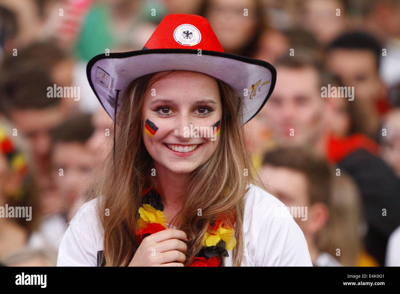 Francoforte, Germania. 13 luglio 2014. Tifosi tedeschi parte in attesa per il match per iniziare. 50.000 tifosi guardato il 2014 Fifa Soccer World Cup finale tra Germania e Argentina a Francoforte il Commerzbank-Arena sul più grande d'Europa World Cup schermo (412 metri quadrati). La Germania ha vinto con 1 goal a zero in un tempo extra. Credito: Michael Debets/Alamy Live News Foto Stock