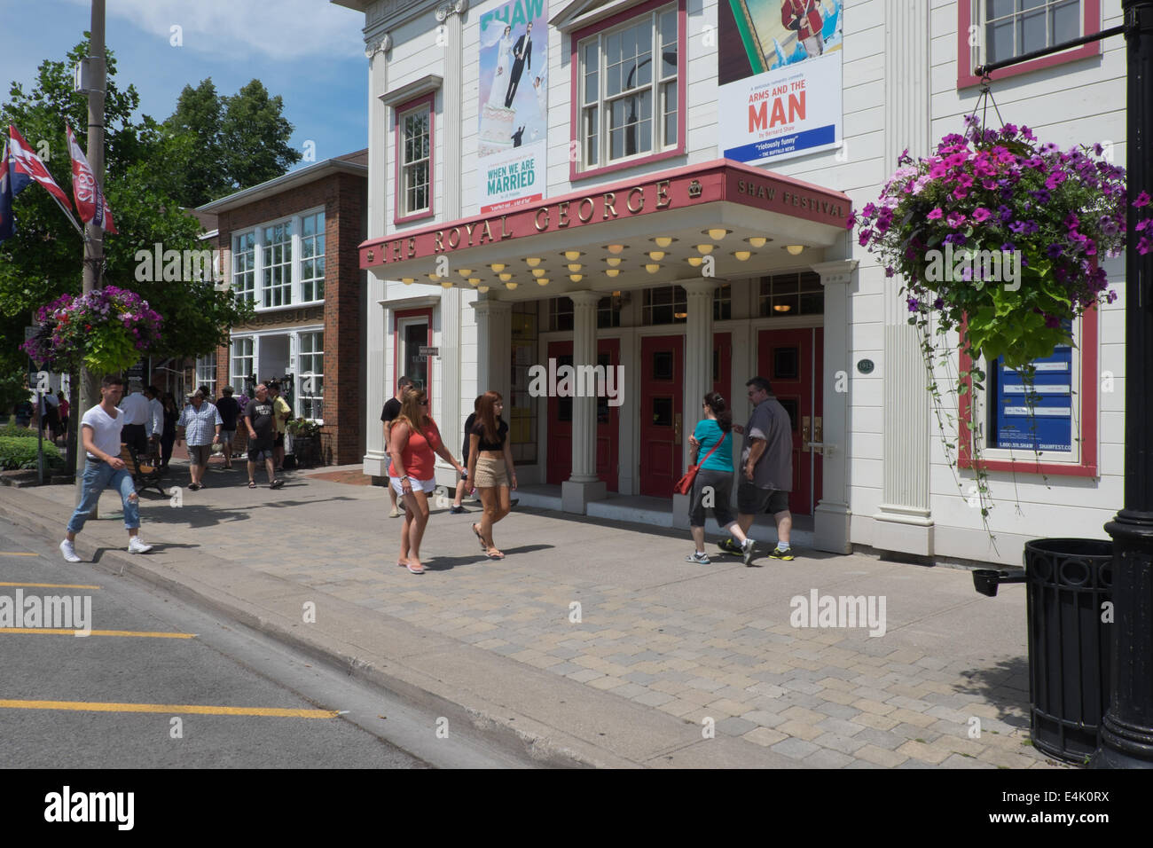 I turisti a piedi dal Royal George Theater, parte del Festival di Shaw, nel centro storico della città vecchia di Niagara sul Lago Ontario, Canada. Foto Stock