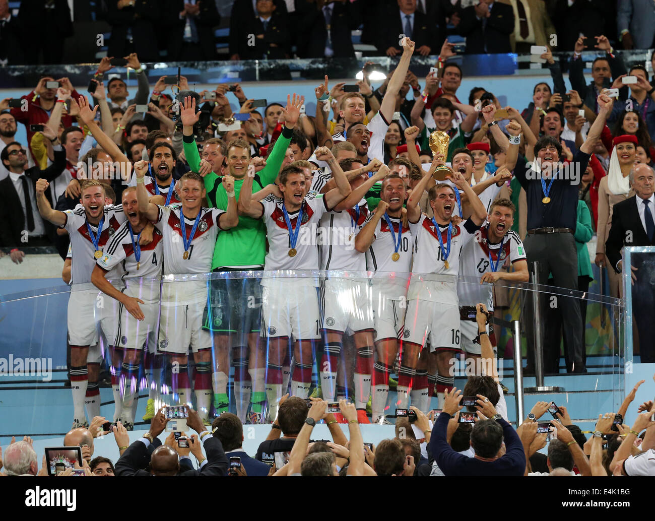 Rio de Janeiro, Brasile. 13 Luglio, 2014. Finale di coppa del mondo. Germania contro l'Argentina. I giocatori tedeschi celebrare con Jules Rimet credito trofeo: Azione Plus sport/Alamy Live News Foto Stock