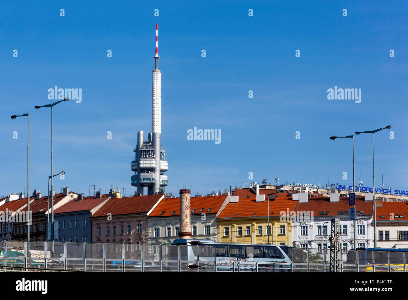 Torre della televisione di Zizkov, quartiere Zizkov Praga Foto Stock