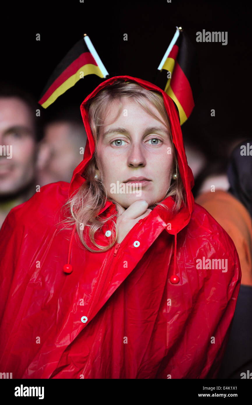 Freiburg, Germania. 13 Luglio, 2014. Il calcio tedesco ventola ad un vasto pubblico di area di visualizzazione in Freiburg guarda la Germania gioca Argentina nella finale della Coppa del Mondo FIFA 2014. Foto: Miroslav Dakov/ Alamy Live News Foto Stock