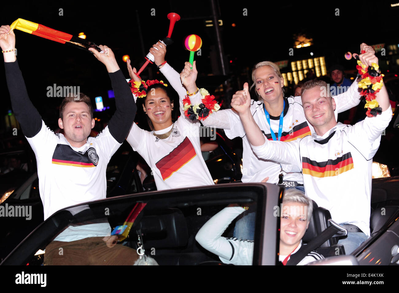 Freiburg, Germania. 13 Luglio, 2014. Tifosi tedeschi festeggiare per le strade di Friburgo dopo la Germania vince la Coppa del Mondo 2014, sconfiggendo Argentina 1-0 in finale. Foto: Miroslav Dakov/ Alamy Live News Foto Stock