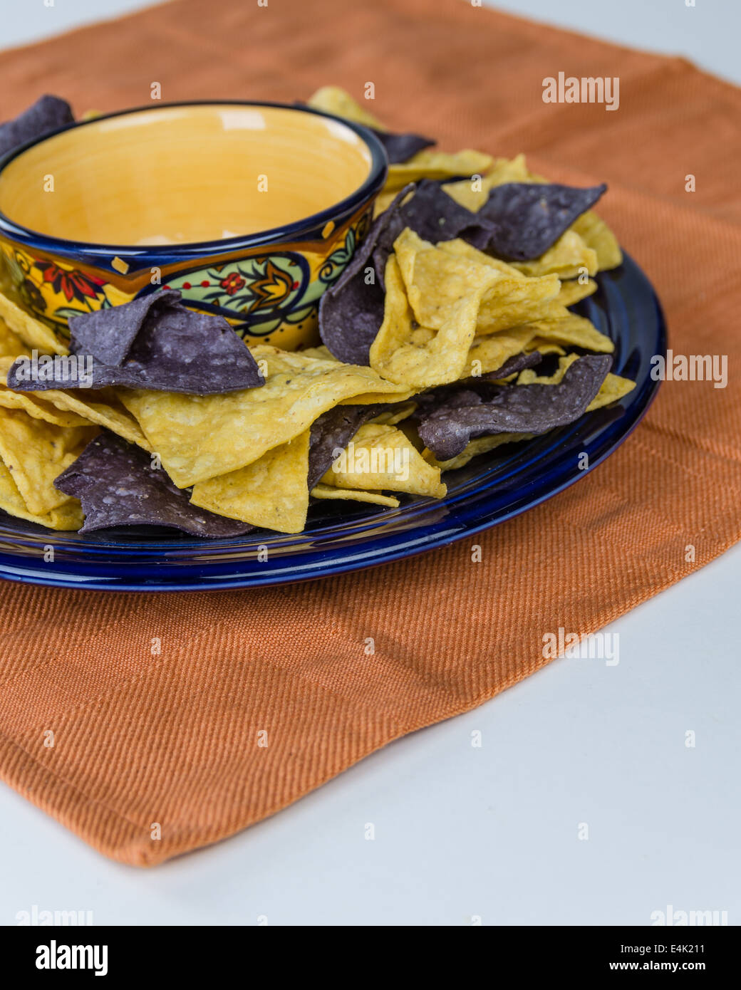 Piastra di colore blu con organici corn chips su un panno Foto Stock