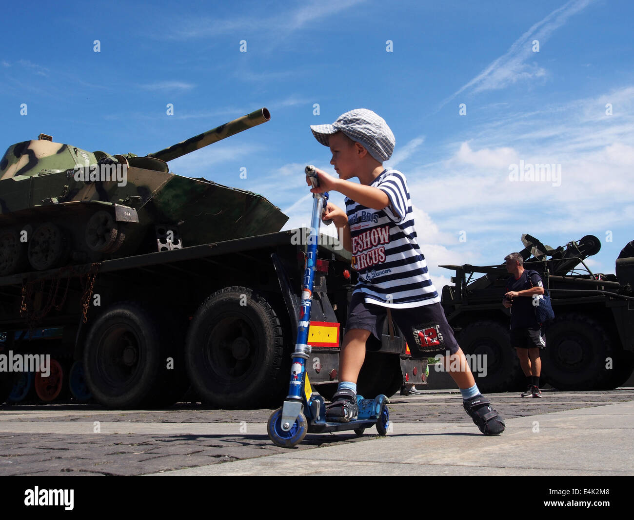 Luglio 13, 2014 - Kiev, Ucraina - Visitatori esaminare lo spallamento tenutasi il russo lanciarazzi in una mostra di mostrare armi sequestrate dal pro-russo gruppi armati durante un anti-terroristi operazione in oriente di Ucraina, alla seconda guerra mondiale open air museum di Kiev. -- Mostra le attrezzature militari sequestrata dal pro-russo militanti in continuo funzionamento Antyterrorist in Ucraina orientale, durante una mostra presso lo Stato ucraino Museo della Grande Guerra Patriottica di 1941-1945 anni in Kiev, Ucraina, 13 luglio 2014. (Credito Immagine: © Igor Golovniov/ZUMA filo) Foto Stock