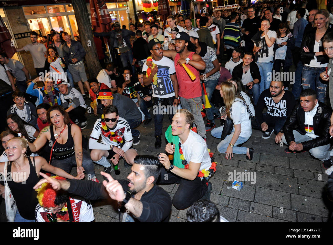 Sfilata di auto e celebrando i fan di Düsseldorf, Germania dopo la finale della Coppa del Mondo in Brasile. Foto Stock