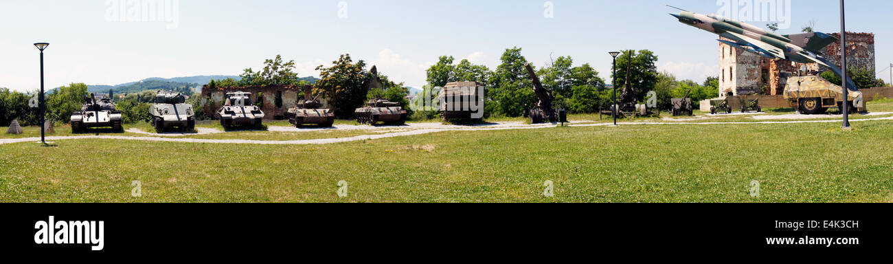 Museo della guerra croato di indipendenza, 1991 - 1995, (Patria guerra, Domovinski Rat), da sinistra a destra: serbatoio T-55, vasca M4A3 Sherman, semovente cannone M-36, M18 Pistola Hellcat motore carrello 2 (pc), traghetto anfibio SPG, Obice 203mm M2, MKIIIA antiar Foto Stock