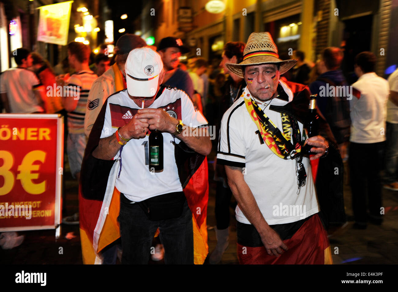 Sfilata di auto e celebrando i fan di Düsseldorf, Germania dopo la finale della Coppa del Mondo in Brasile. Foto Stock