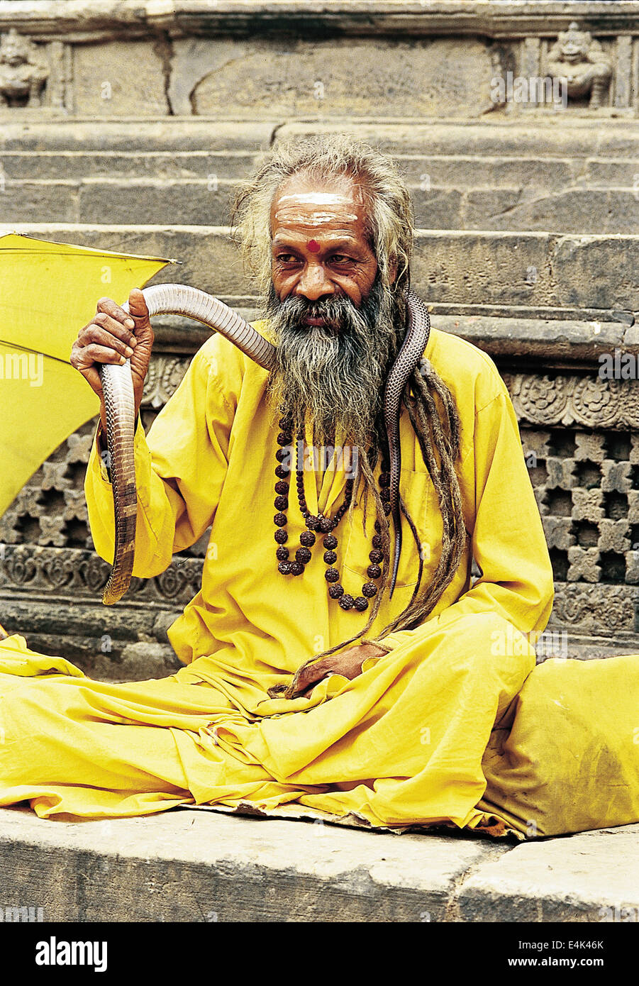 Kathmandu, Nepal - Settembre 09, 2009: Ritratto di Sadhu con un serpente seduta al di fuori di uno dei templi di Patan Durbar Square. Foto Stock