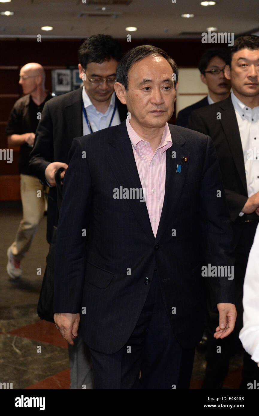 Luglio 11, 2014, Tokyo, Giappone - Giappone del Capo di Gabinetto Yoshihide Suga parla a corrispondenti stranieri' Club del Giappone a Tokyo il 11 luglio 2014. Shinzo Abe top portavoce del governo ha spiegato in Giappone della nuova politica di difesa, compreso il diritto di collettivo auto-difesa, e anche il rapporto con Pechino e Seoul. (Foto di AFLO) Foto Stock