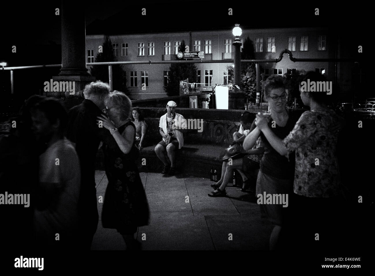 Coppie di ballerini Tango a tarda notte all'aperto a Berlino (Germania) Foto Stock