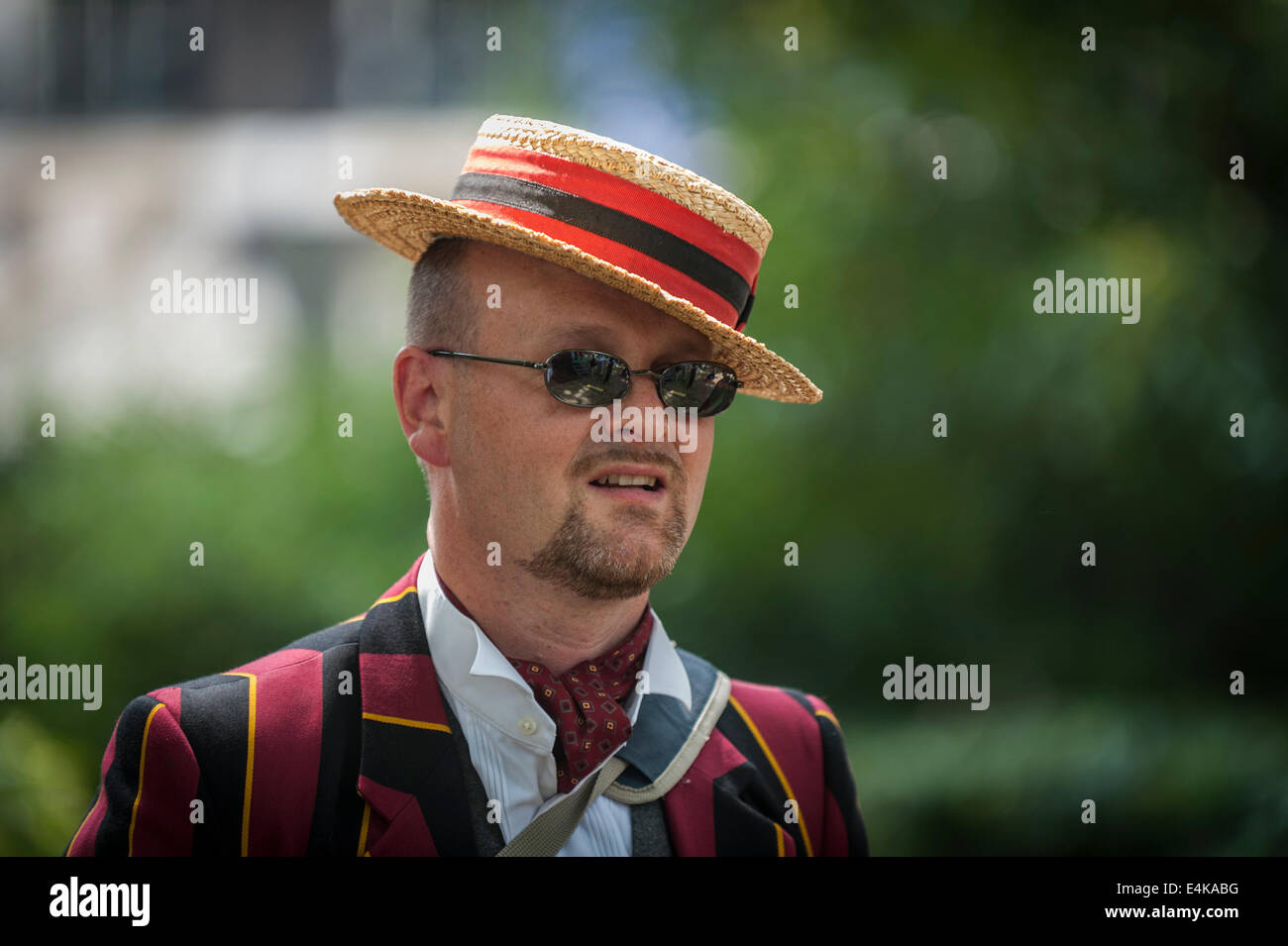 Un chap indossando un tradizionale paglia navigante all annuale Olimpiade Chap a Londra. Foto Stock