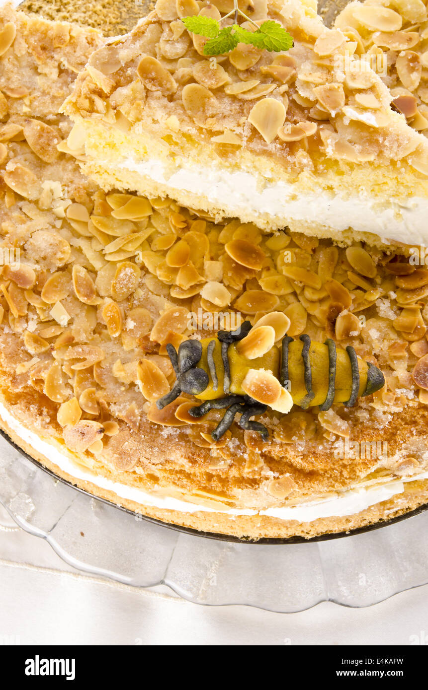 Focaccia con una mandorla e rivestimento di zucchero e una crema pasticcera o crema Foto Stock